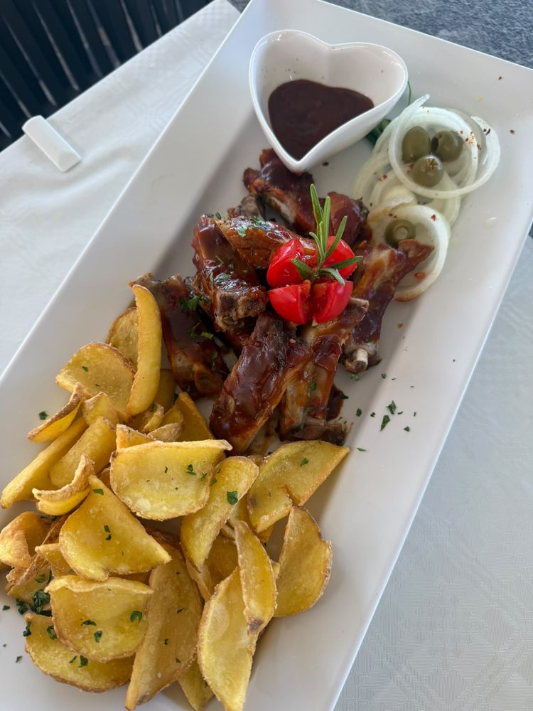 Grilled ribs with roast potatoes